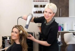 美女剪发爆料视频大全,视频大全带你领略时尚发型魅力